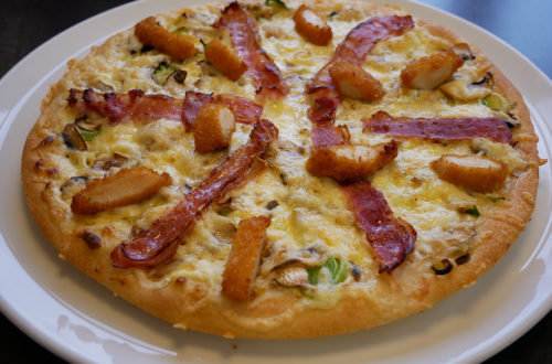 Fleischhaltige Pizza von Hallo Pizza! mit Bacon und Nuggets