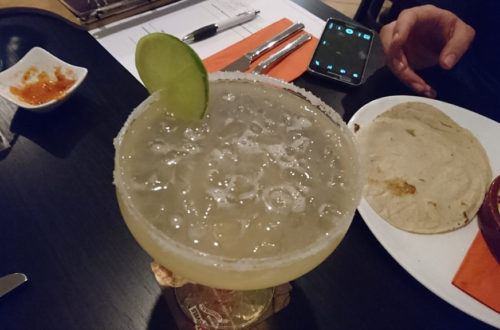 Margarita Getränk in großem Cocktailglas mit Limette von oben
