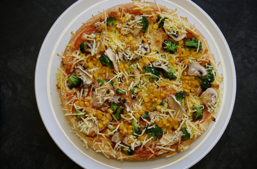 Vegane Pizza von Hallo Pizza! komplett auf weißem Teller