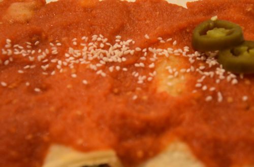 Vegane Enchiladas mit Tomatenmark Nahaufnahme