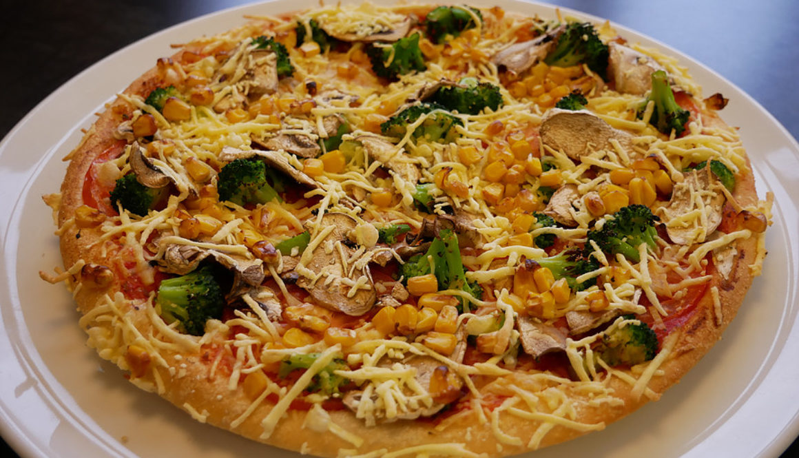 Vegane Pizza von Hallo Pizza! leicht seitlich auf weißem Teller