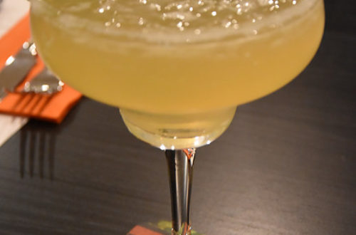 Margarita Getränk in großem Cocktailglas mit Limette