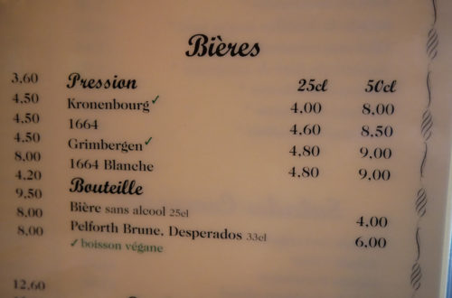 Bierkarte mit veganer Kennzeichnung im L'Apollinaire in Paris