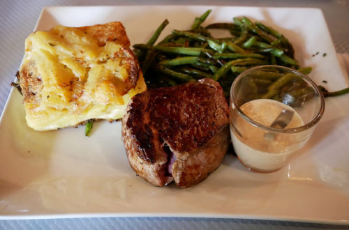 Rindersteak mit Sauce, Kartoffelgratin und Bohnen im L'Apollinaire Paris