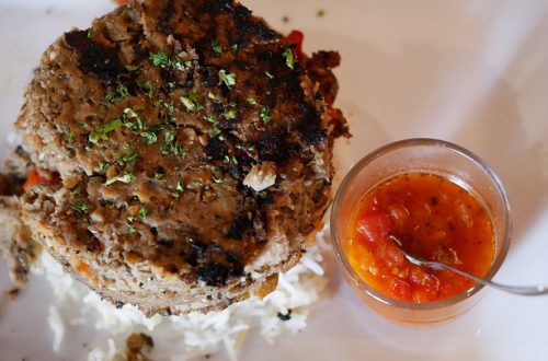 Veganer Linsenburger mit Reis und Sauce im L'Apollinaire in Paris