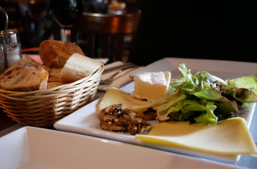 Drei Käsesorten als Vorspeise mit Brotkorb seitlich im L'Apollinaire in Paris