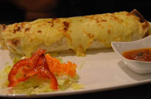Burrito mit Käse überbacken, Dip und Beilagensalat bei Senor Jalapeno