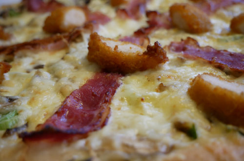 Hallo Pizza! Pizza mit Bacon und Nuggets