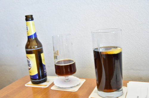 Malzbier und Cola Light im Glas auf Tisch