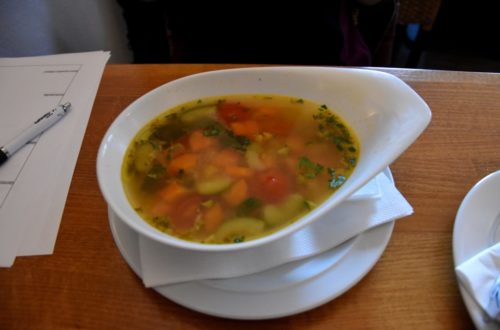 Minestrone Suppe in weißer Schüssel seitlich